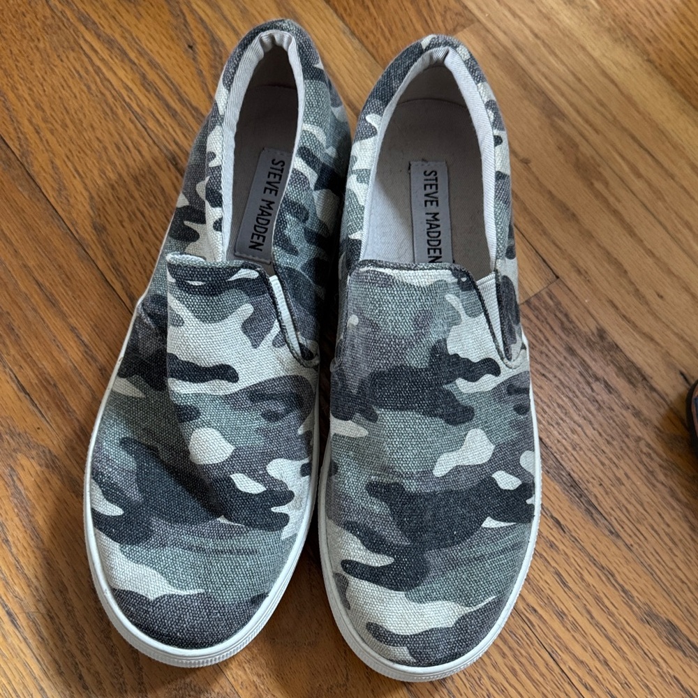 Steve Madden Womens Camouflage Slip-On Shoes